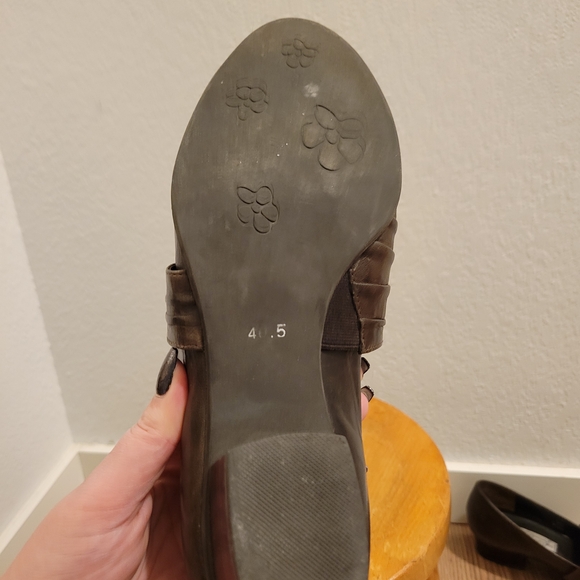 2 For $20- Brown Vintage Leather Mary Jane Style Heels - Picture 6 of 9